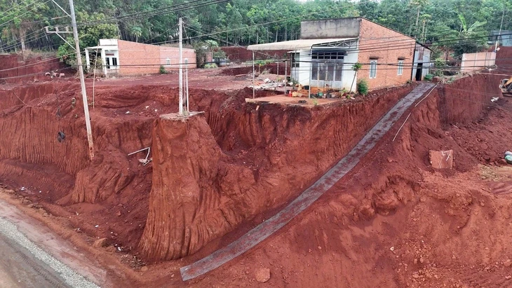 Công an Đồng Nai vào cuộc điều tra vụ hạ cốt nền lấy đất khiến nhà dân cheo leo Công an Đồng Nai vào cuộc điều tra vụ hạ cốt nền lấy đất khiến nhà dân cheo leo