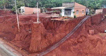 Công an Đồng Nai vào cuộc điều tra vụ hạ cốt nền lấy đất khiến nhà dân cheo leo
