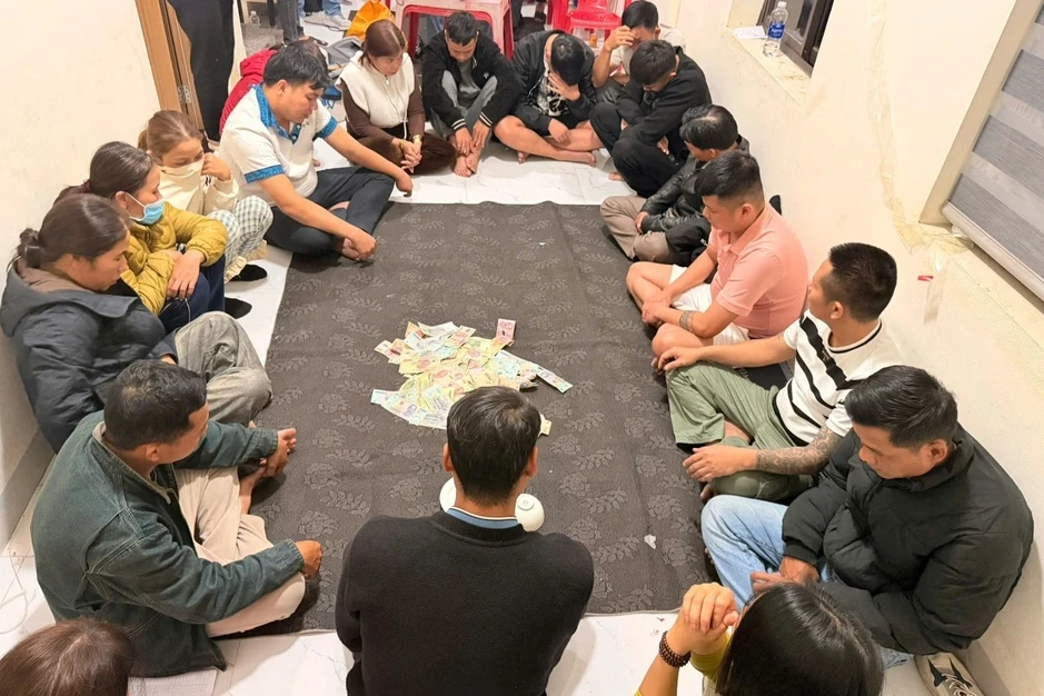 Công an đột kích, bắt 17 người đang sát phạt trên chiếu bạc Công an đột kích, bắt 17 người đang sát phạt trên chiếu bạc