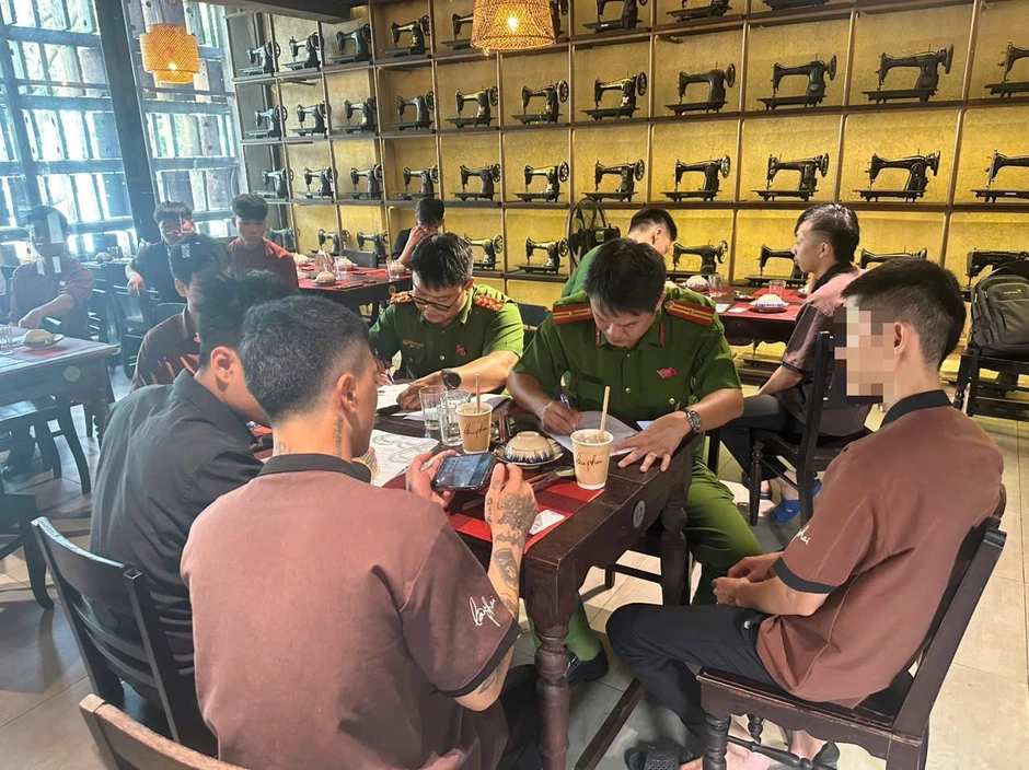 Công an đột xuất kiểm tra phòng trọ, phát hiện nhiều công nhân biểu hiện lạ Công an đột xuất kiểm tra phòng trọ, phát hiện nhiều công nhân biểu hiện lạ