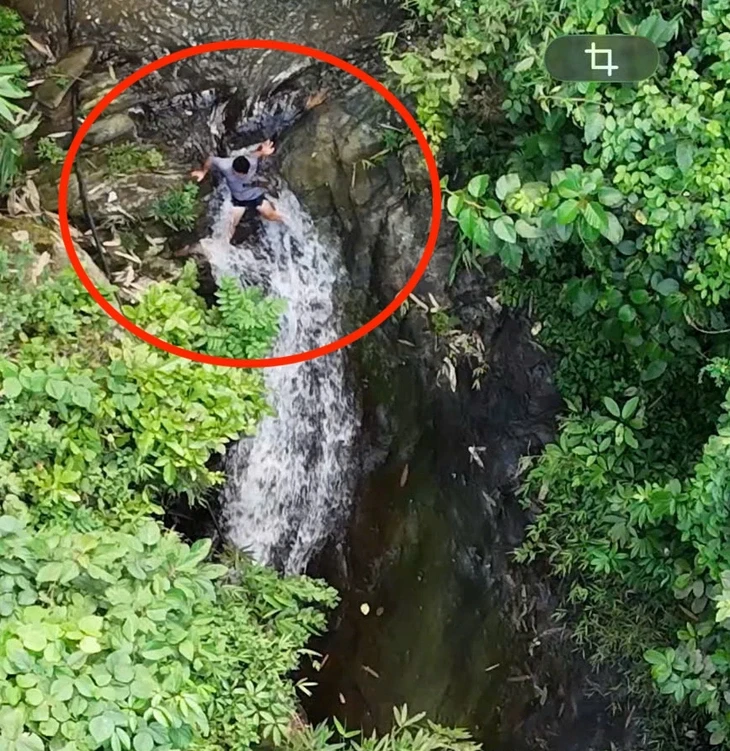 Công an dùng flycam truy vết, bắt nghi phạm trốn trong rừng sâu sau khi đánh chết bé trai 12 tuổi Công an dùng flycam truy vết, bắt nghi phạm trốn trong rừng sâu sau khi đánh chết bé trai 12 tuổi