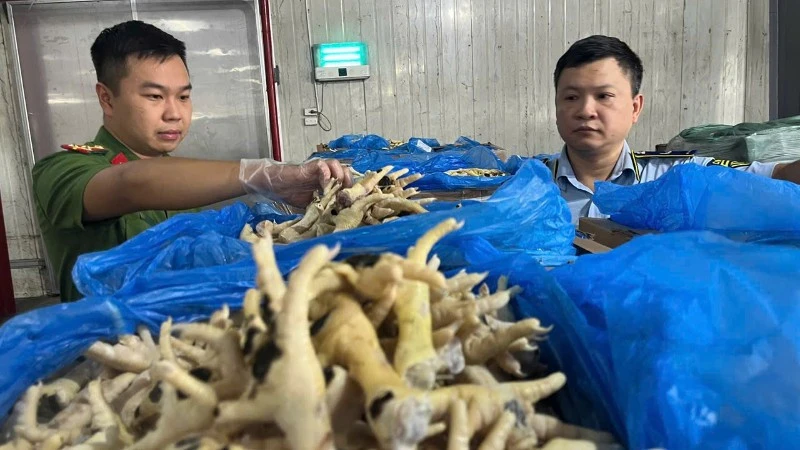 Công an Hà Nội khởi tố 2 đối tượng trong vụ buôn lậu hơn 1 triệu tấn chân gà Công an Hà Nội khởi tố 2 đối tượng trong vụ buôn lậu hơn 1 triệu tấn chân gà