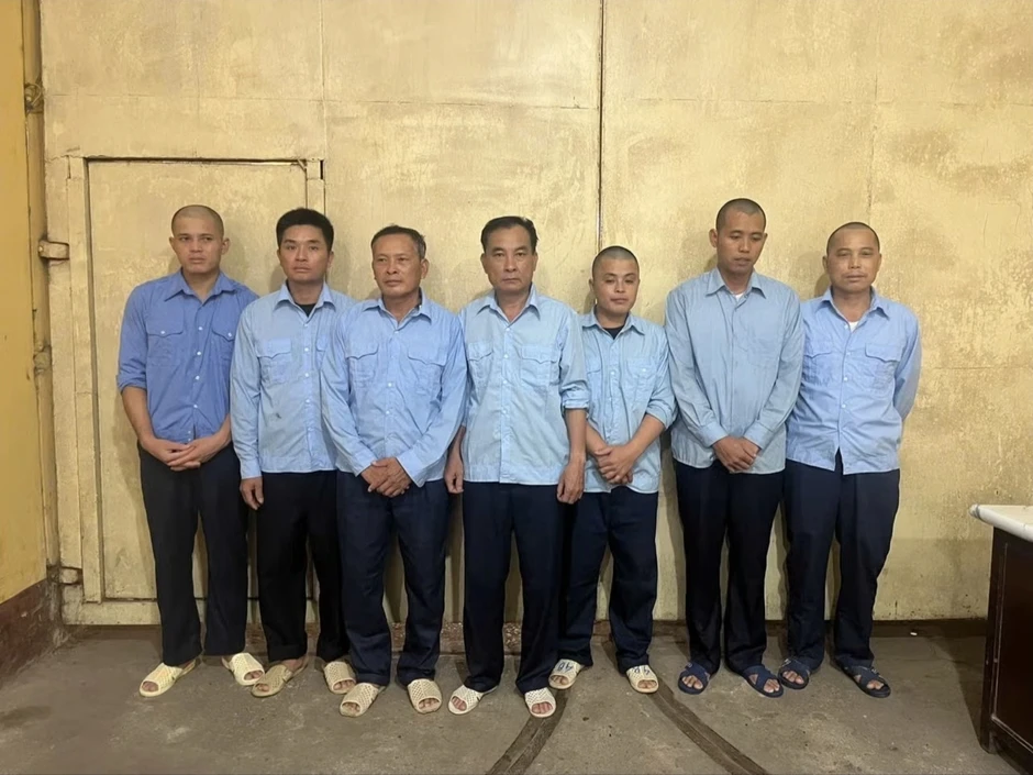 Công an Hà Nội tạm giữ 8 người khai thác trộm 30.000m3 cát trên sông Hồng Công an Hà Nội tạm giữ 8 người khai thác trộm 30.000m3 cát trên sông Hồng