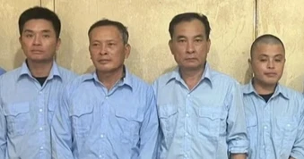 Công an Hà Nội tạm giữ 8 người khai thác trộm 30.000m3 cát trên sông Hồng