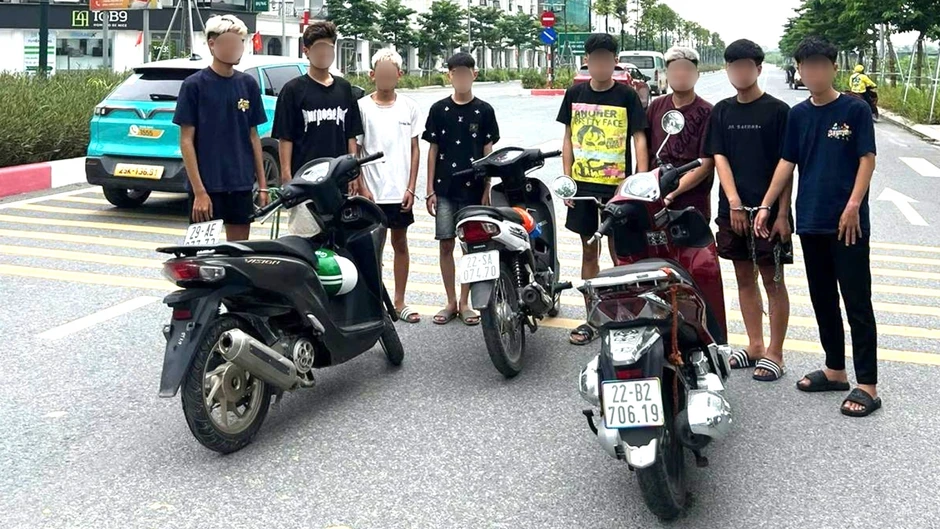 Công an Hà Nội triệu tập nhóm lái xe bốc đầu, lạng lách Công an Hà Nội triệu tập nhóm lái xe bốc đầu, lạng lách