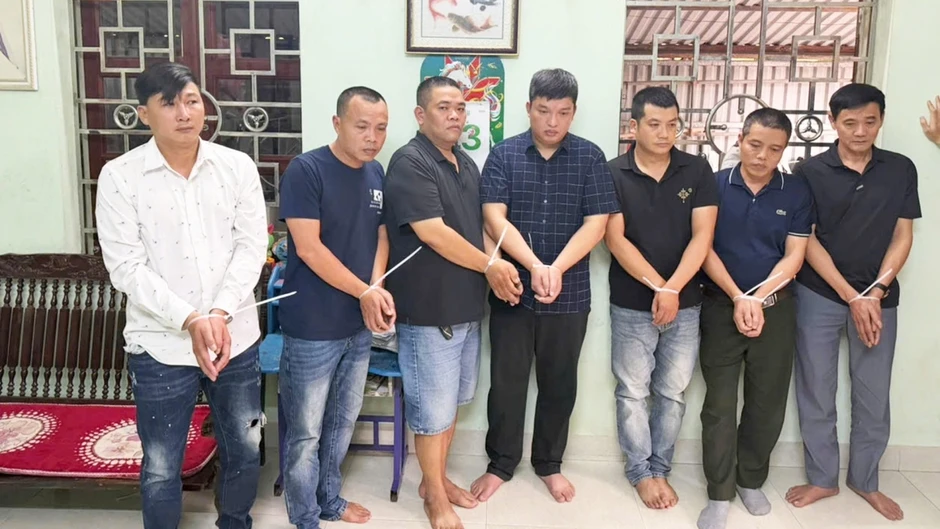 Công an Hà Nội vây sới xóc đĩa, khởi tố 10 bị can Công an Hà Nội vây sới xóc đĩa, khởi tố 10 bị can