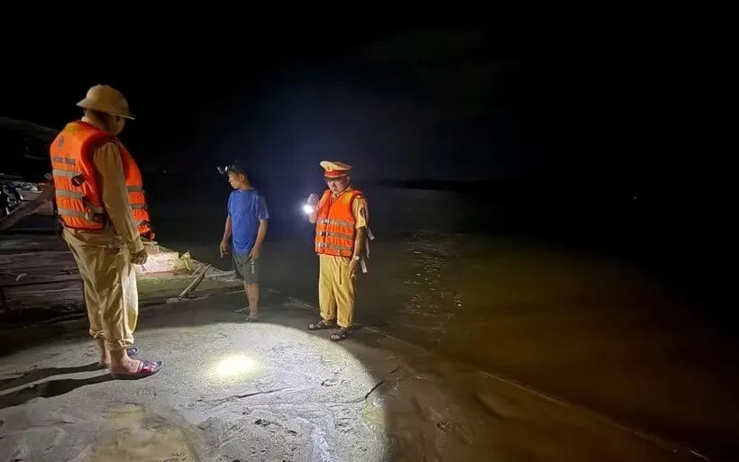 Công an Hà Tĩnh bắt giữ thuyền chở cát nghi vi phạm trên tuyến sông Lam Công an Hà Tĩnh bắt giữ thuyền chở cát nghi vi phạm trên tuyến sông Lam