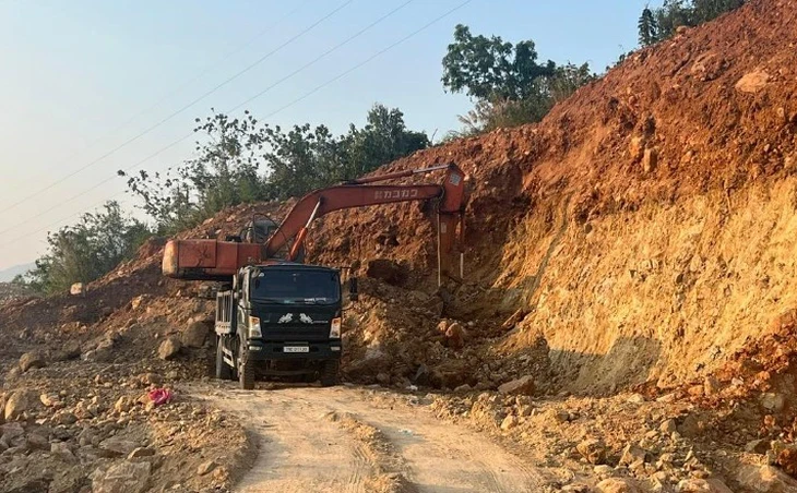 Công an Khánh Hòa vào cuộc vụ 'cạo sạch quả đồi', khai thác đất trái phép Công an Khánh Hòa vào cuộc vụ 'cạo sạch quả đồi', khai thác đất trái phép