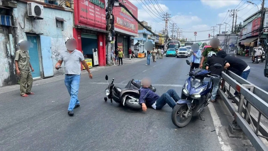 Công an khởi tố 2 người đàn ông rượt đuổi, đánh nhau ở đường Trường Chinh Công an khởi tố 2 người đàn ông rượt đuổi, đánh nhau ở đường Trường Chinh