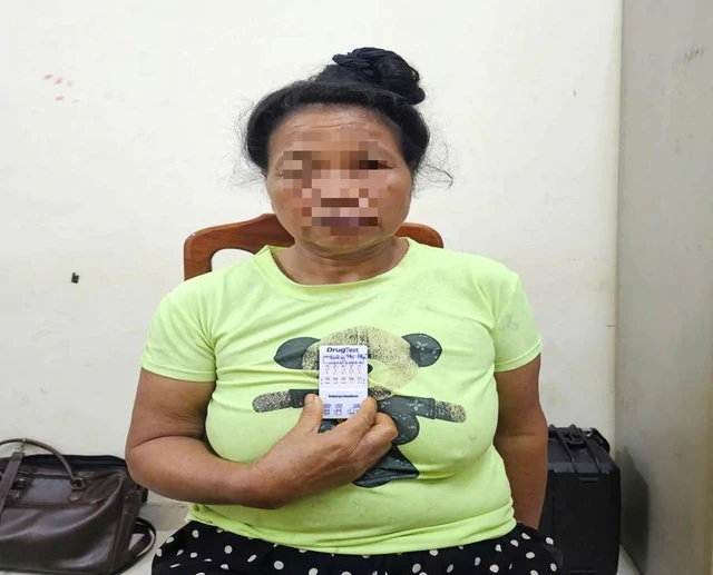 Công an kiểm tra lúc 20 giờ, bắt giữ Quàng Thị Phủ 62 tuổi Công an kiểm tra lúc 20 giờ, bắt giữ Quàng Thị Phủ 62 tuổi