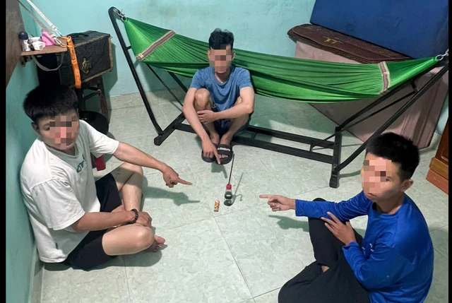 Công an kiểm tra lúc 23 giờ: Giữ khẩn cấp 3 nam thanh niên cùng SN 2000 Công an kiểm tra lúc 23 giờ: Giữ khẩn cấp 3 nam thanh niên cùng SN 2000