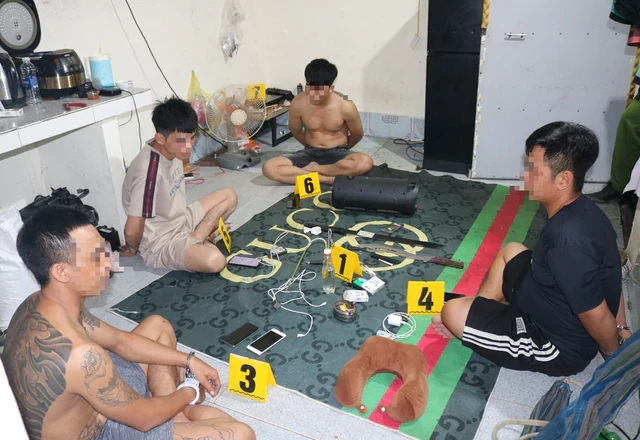 Công an kiểm tra nhà trọ lúc 21 giờ 30 phút, tạm giữ hình sự Trần Minh Tài 25 tuổi và 3 người khác Công an kiểm tra nhà trọ lúc 21 giờ 30 phút, tạm giữ hình sự Trần Minh Tài 25 tuổi và 3 người khác