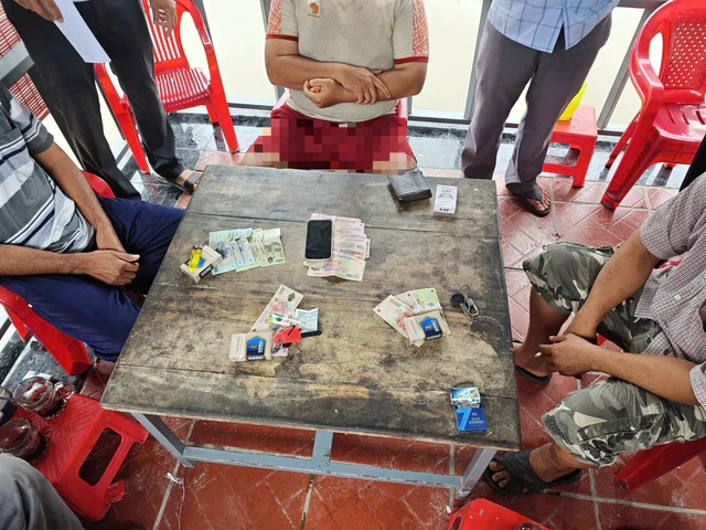 Công an kiểm tra quán cà phê lúc 15 giờ 30 phút, tạm giữ số tiền 4 triệu đồng Công an kiểm tra quán cà phê lúc 15 giờ 30 phút, tạm giữ số tiền 4 triệu đồng