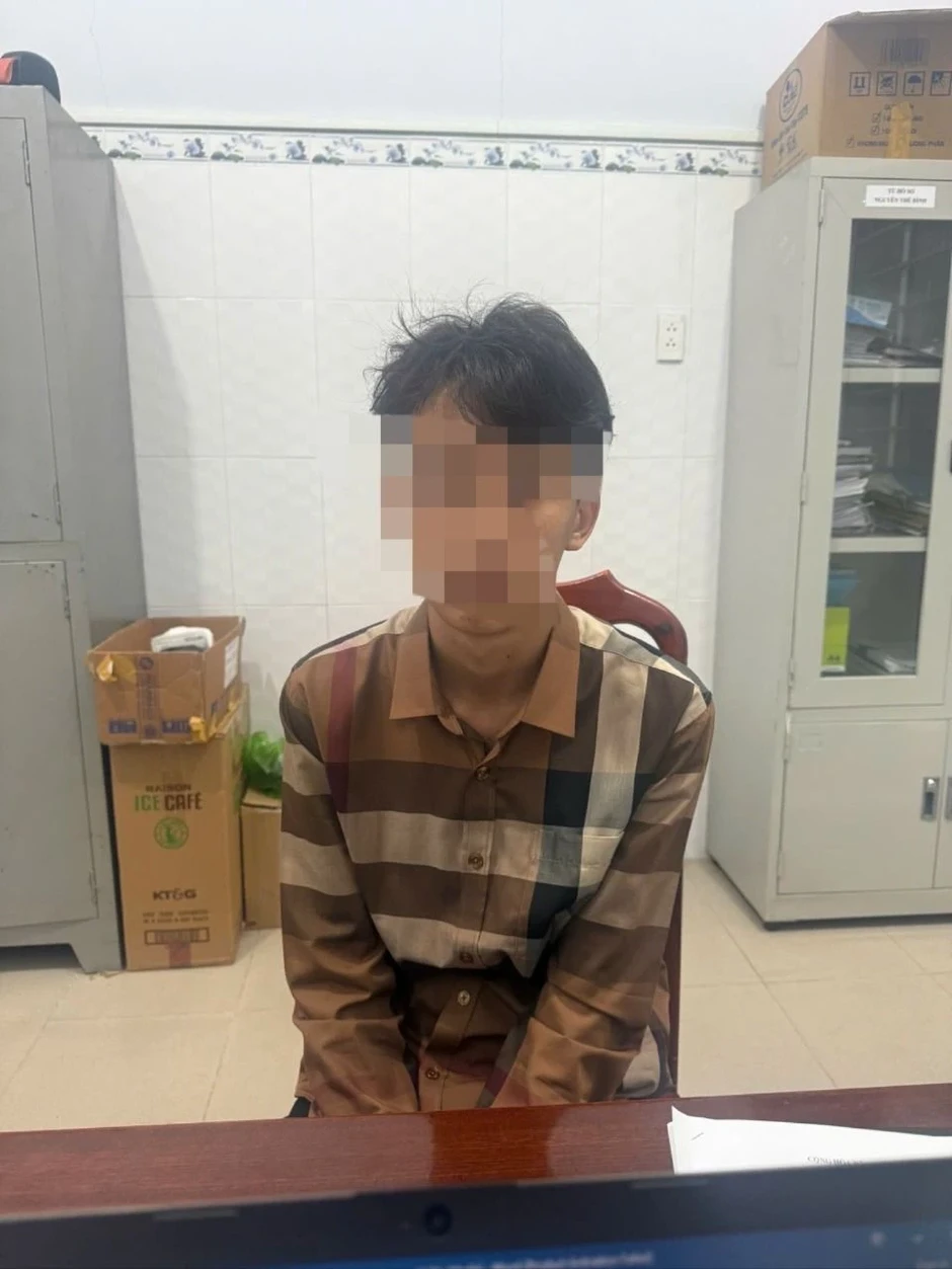 Công an làm việc với 2 người đánh thiếu niên 16 tuổi ở Tây Ninh Công an làm việc với 2 người đánh thiếu niên 16 tuổi ở Tây Ninh