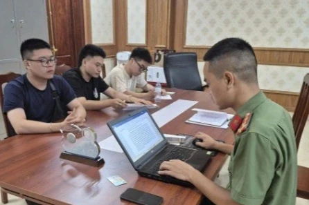 Công an làm việc với 3 thanh niên diễn clip phản cảm về tri ân liệt sĩ Công an làm việc với 3 thanh niên diễn clip phản cảm về tri ân liệt sĩ