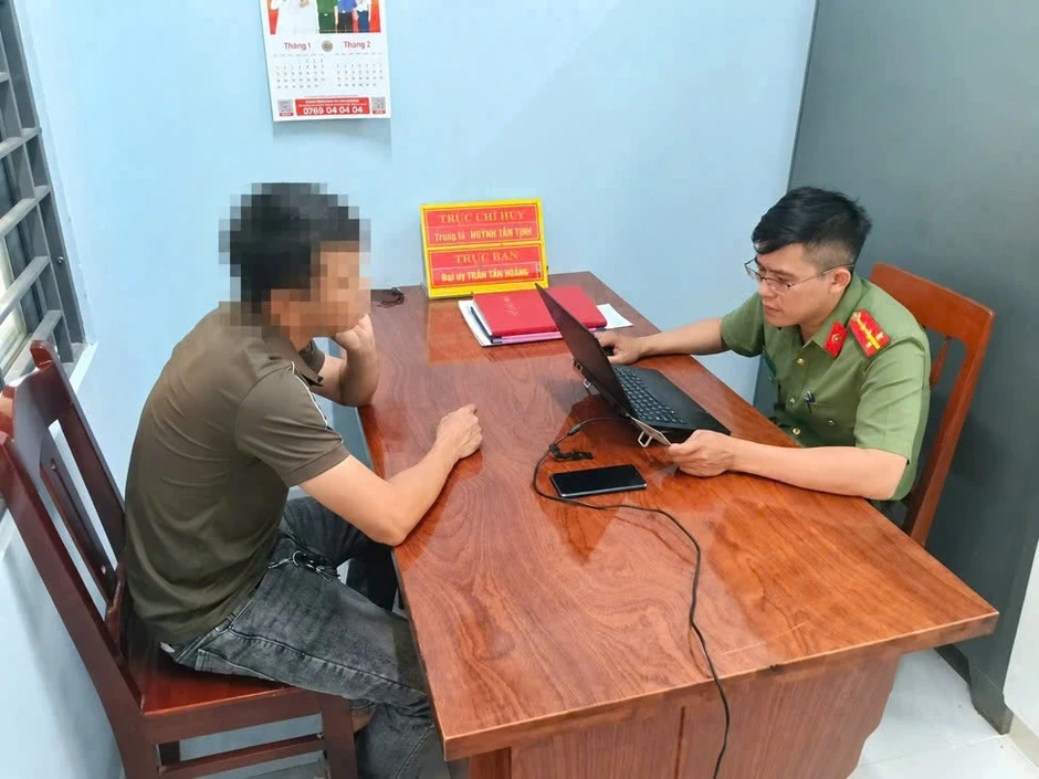 Công an làm việc với 63 người tương tác tin xuyên tạc của Lê Trung Khoa Công an làm việc với 63 người tương tác tin xuyên tạc của Lê Trung Khoa