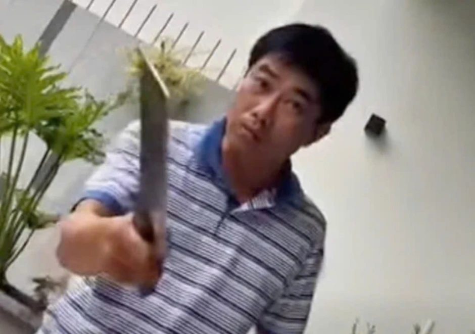 Công an làm việc với chủ nhà cầm dao dọa chém thợ sửa khóa Công an làm việc với chủ nhà cầm dao dọa chém thợ sửa khóa