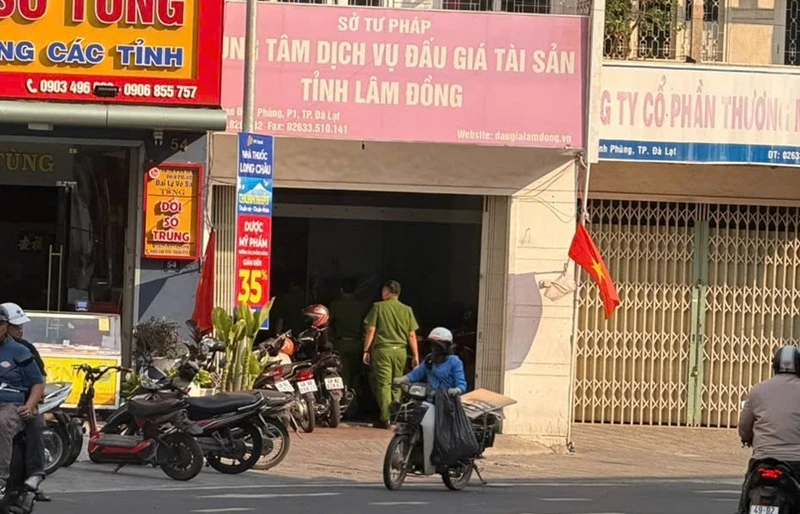 Công an làm việc với Giám đốc Trung tâm dịch vụ đấu giá tỉnh Lâm Đồng Công an làm việc với Giám đốc Trung tâm dịch vụ đấu giá tỉnh Lâm Đồng