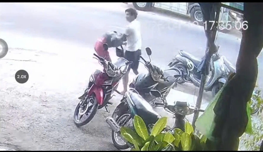Công an làm việc với người đàn ông hành hung phụ nữ ở Quy Nhơn Công an làm việc với người đàn ông hành hung phụ nữ ở Quy Nhơn