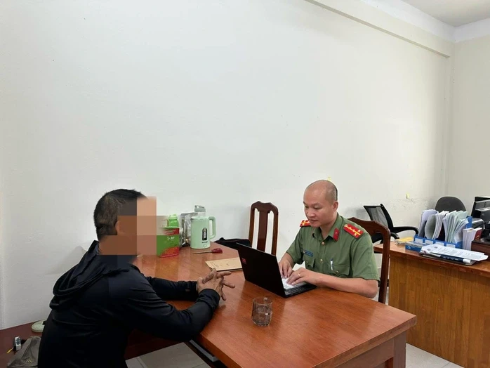 Công an làm việc với người đàn ông vì tương tác với trang Thoibao.de Công an làm việc với người đàn ông vì tương tác với trang Thoibao.de