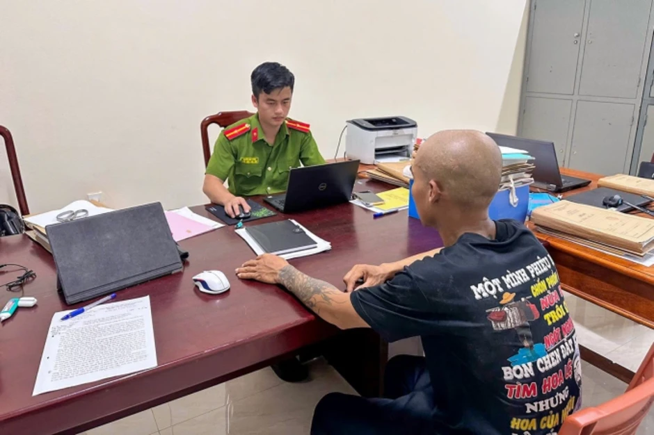 Công an làm việc với người livestream dọa đánh mẹ Công an làm việc với người livestream dọa đánh mẹ
