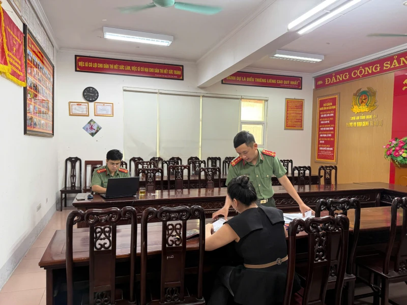 Công an làm việc với người phụ nữ đăng thông tin lệch chuẩn về Quảng trường Hồ Chí Minh Công an làm việc với người phụ nữ đăng thông tin lệch chuẩn về Quảng trường Hồ Chí Minh