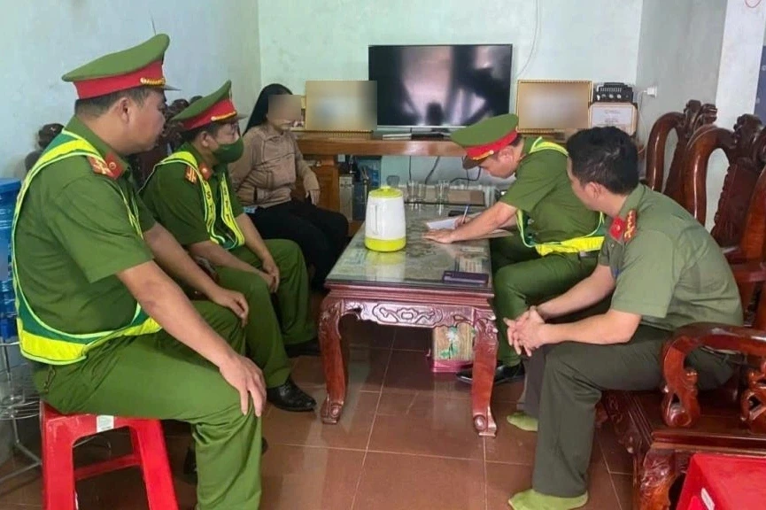 Công an làm việc với người phụ nữ tấn công tài xế khi bị nhắc nhở phơi lúa Công an làm việc với người phụ nữ tấn công tài xế khi bị nhắc nhở phơi lúa