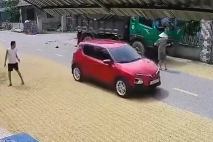 Công an làm việc với người phụ nữ tấn công tài xế khi bị nhắc nhở phơi lúa Công an làm việc với người phụ nữ tấn công tài xế khi bị nhắc nhở phơi lúa