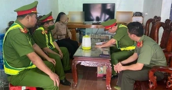 Công an làm việc với người phụ nữ tấn công tài xế khi bị nhắc nhở phơi lúa