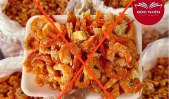 Công an làm việc với người tung tin giả 'tôm khô làm bằng cao su non'