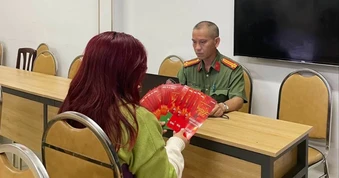 Công an làm việc với nhiều đối tượng rao bán vé mời chương trình nghệ thuật "Tổ Quốc Trong Tim"