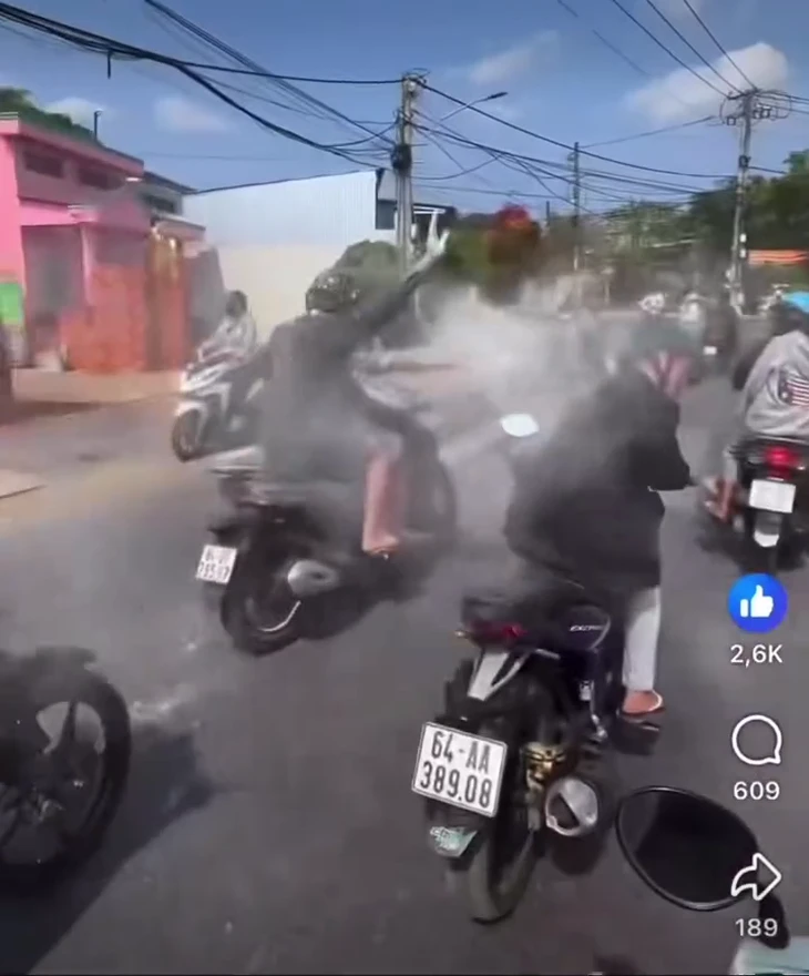 Công an làm việc với nhóm thanh niên chạy xe máy đùa giỡn, ném bột vào người đi đường
