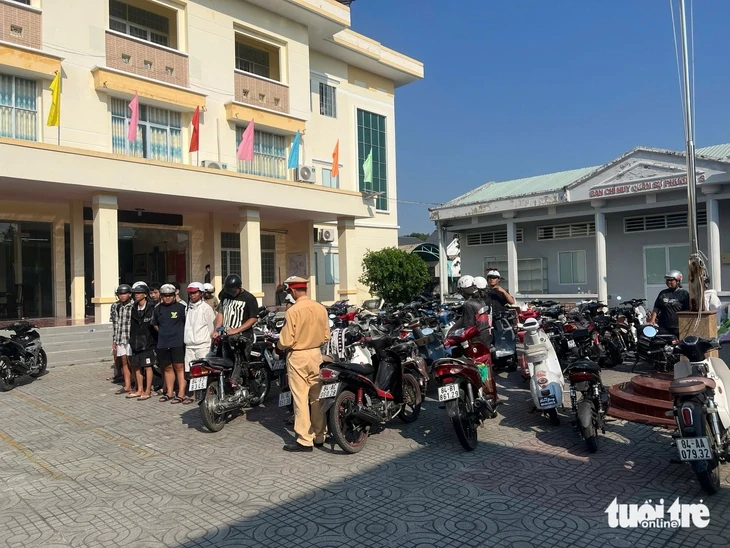 Công an làm việc với nhóm thanh niên chạy xe máy đùa giỡn, ném bột vào người đi đường