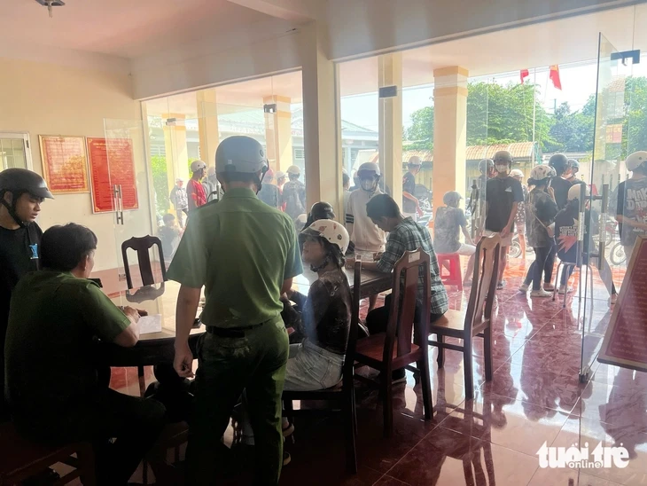 Công an làm việc với nhóm thanh niên chạy xe máy đùa giỡn, ném bột vào người đi đường