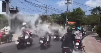 Công an làm việc với nhóm thanh niên chạy xe máy đùa giỡn, ném bột vào người đi đường