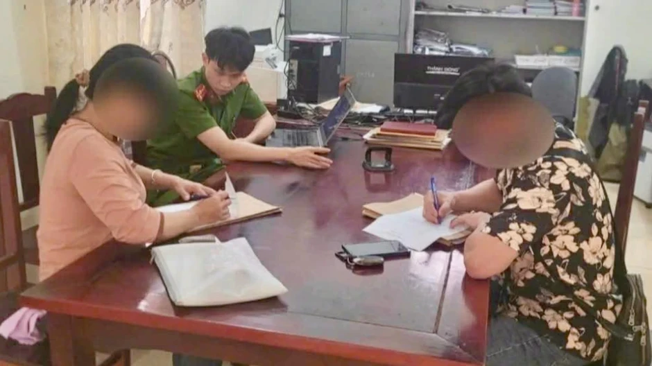 Công an làm việc với quản trị viên nhóm Facebook duyệt tin chưa kiểm chứng