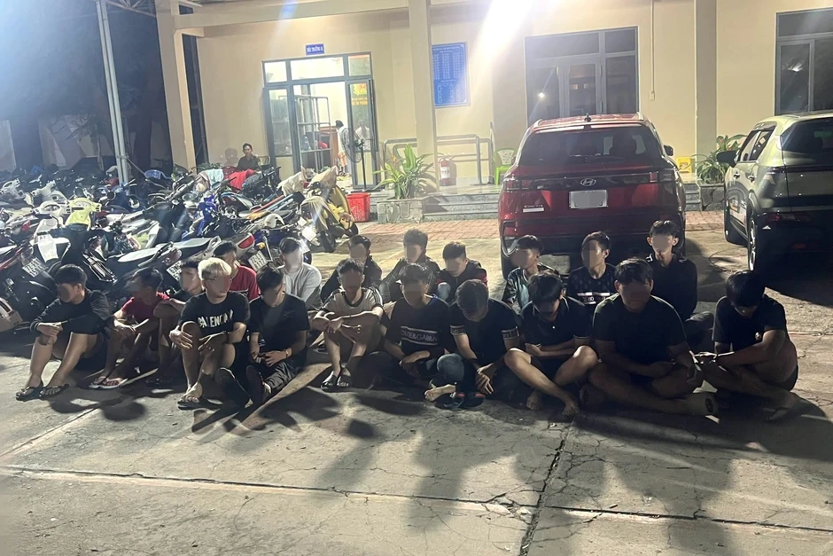 Công an mật phục, trấn áp nhóm quái xế gây náo loạn ở TPHCM Công an mật phục, trấn áp nhóm quái xế gây náo loạn ở TPHCM