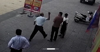 Công an mời tài xế taxi dùng gạch tấn công vợ chồng hành khách đến làm việc