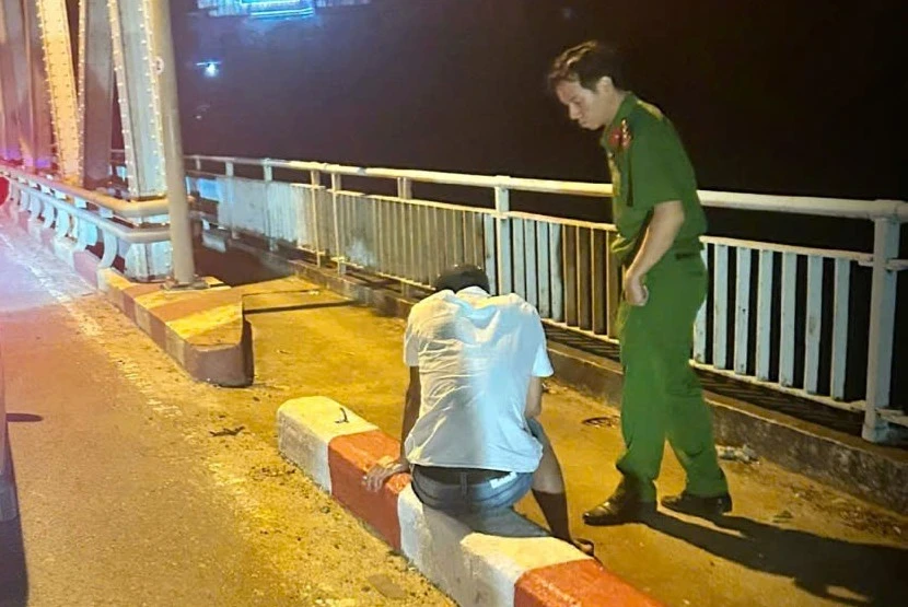Công an ngăn cản kịp thời một thanh niên có ý định nhảy cầu Công an ngăn cản kịp thời một thanh niên có ý định nhảy cầu