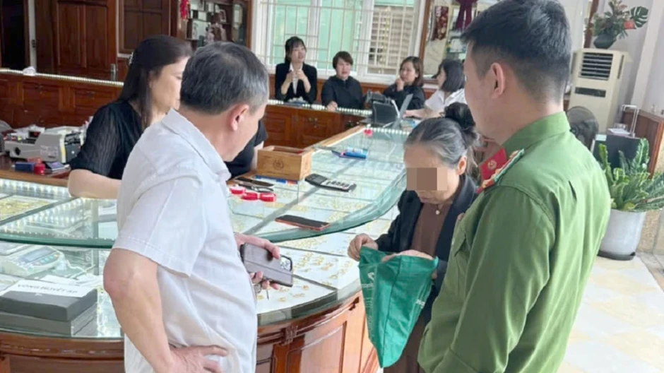 Công an ngăn chặn lừa đảo từ việc cụ bà mang vàng đi bán có tâm lý bất thường Công an ngăn chặn lừa đảo từ việc cụ bà mang vàng đi bán có tâm lý bất thường