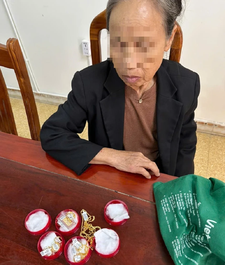 Công an ngăn chặn lừa đảo từ việc cụ bà mang vàng đi bán có tâm lý bất thường Công an ngăn chặn lừa đảo từ việc cụ bà mang vàng đi bán có tâm lý bất thường