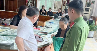 Công an ngăn chặn lừa đảo từ việc cụ bà mang vàng đi bán có tâm lý bất thường