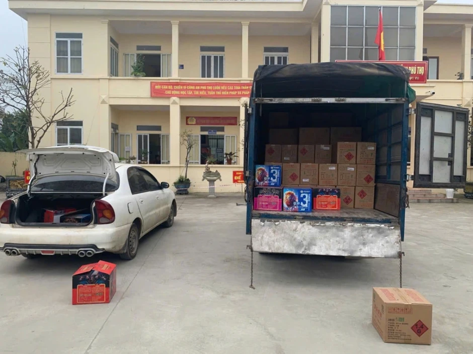 Công an Phú Thọ khởi tố vụ án buôn bán, vận chuyển gần 2 tấn pháo hoa nổ Công an Phú Thọ khởi tố vụ án buôn bán, vận chuyển gần 2 tấn pháo hoa nổ