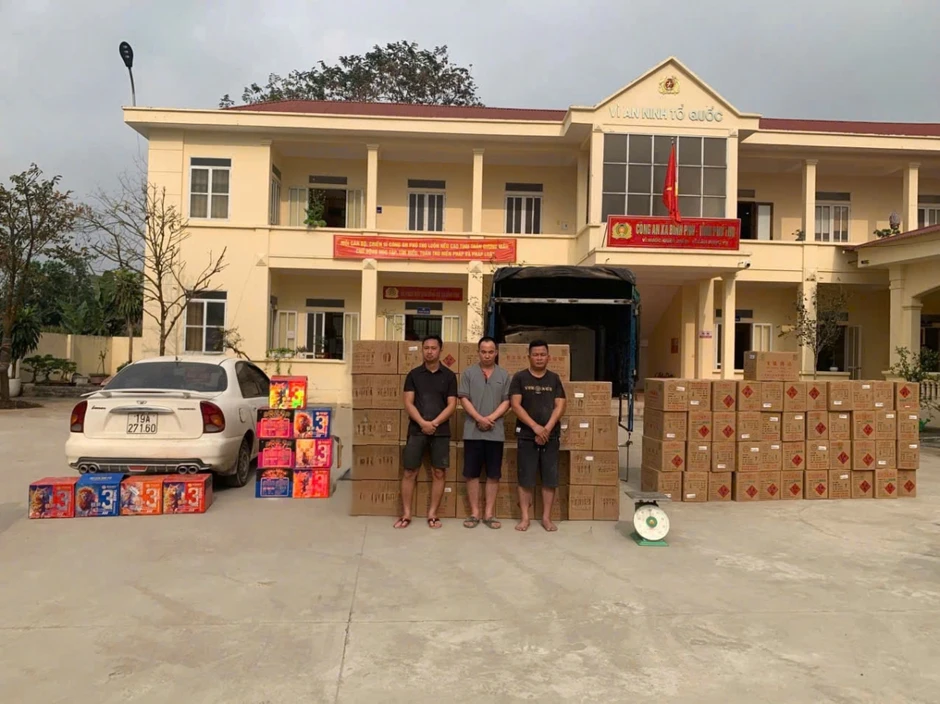 Công an Phú Thọ khởi tố vụ án buôn bán, vận chuyển gần 2 tấn pháo hoa nổ Công an Phú Thọ khởi tố vụ án buôn bán, vận chuyển gần 2 tấn pháo hoa nổ
