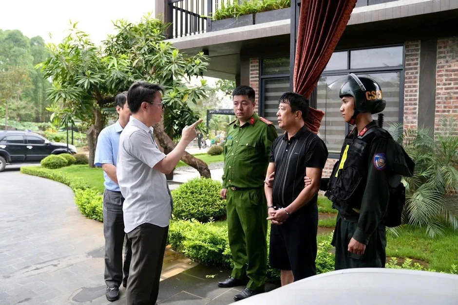 Công an Phú Thọ phá chuyên án lớn, bắt giữ nhiều giám đốc, thu 4 khẩu súng Công an Phú Thọ phá chuyên án lớn, bắt giữ nhiều giám đốc, thu 4 khẩu súng