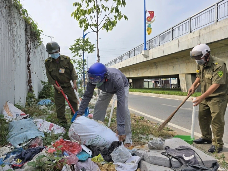 Công an phường Bình Trưng phạt tiền và buộc người vứt rác bừa bãi phải thu dọn Công an phường Bình Trưng phạt tiền và buộc người vứt rác bừa bãi phải thu dọn