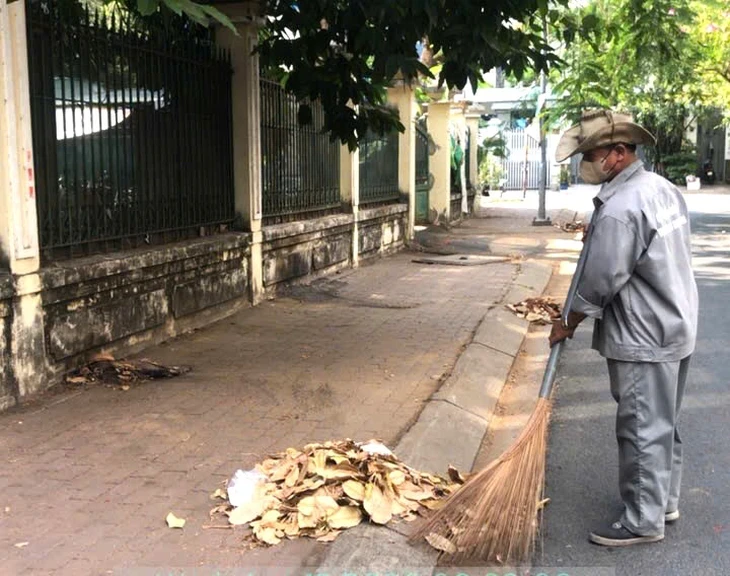 Công an phường Bình Trưng phạt tiền và buộc người vứt rác bừa bãi phải thu dọn Công an phường Bình Trưng phạt tiền và buộc người vứt rác bừa bãi phải thu dọn