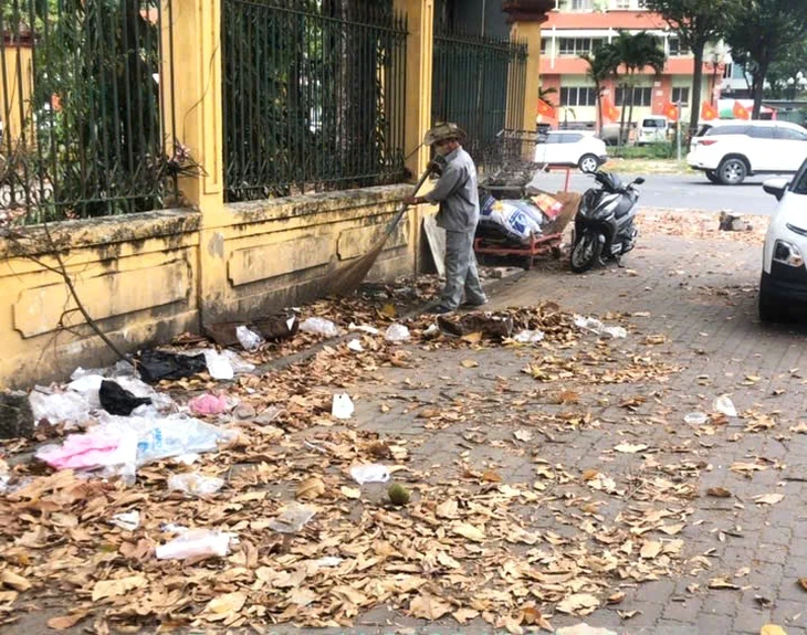 Công an phường Bình Trưng phạt tiền và buộc người vứt rác bừa bãi phải thu dọn Công an phường Bình Trưng phạt tiền và buộc người vứt rác bừa bãi phải thu dọn