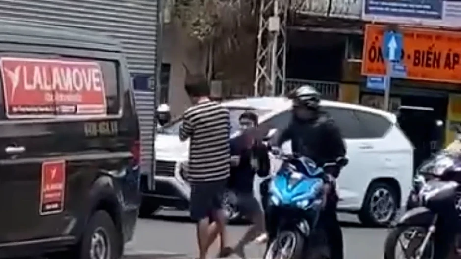 Công an phường Chợ Lớn nói gì về clip xô xát sau va chạm giao thông?