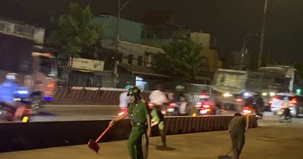 Công an phường Đông Hưng Thuận dọn cát trên đường đảm bảo an toàn cho người dân